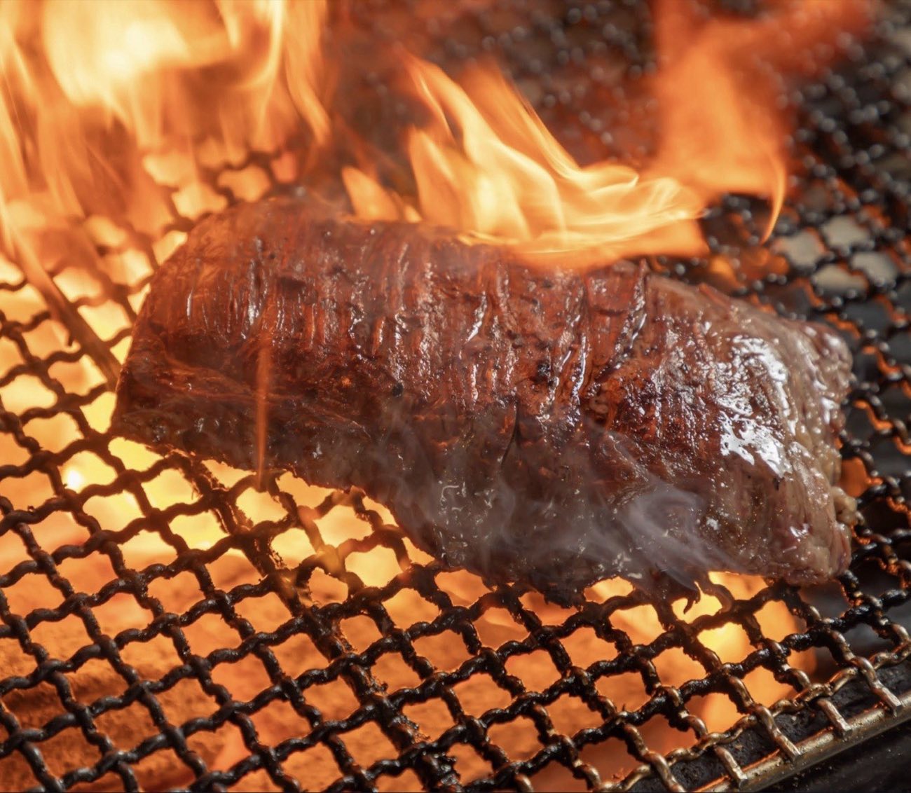備長炭の炎で焼き上げる炭火ハラミステーキ